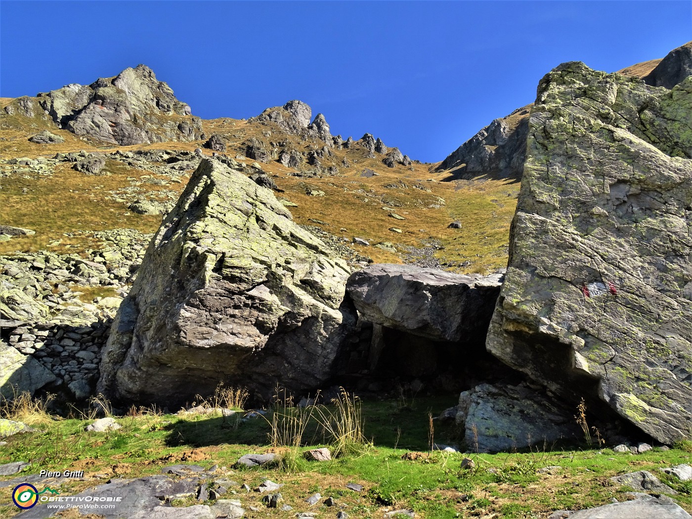 26 Ai possenti roccioni della Baita Alta (1997 m) con vista verso la cima del Valletto.JPG